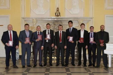 Д.Г. Новиков вручил дипломы Центра политической учёбы молодым пропагандистам