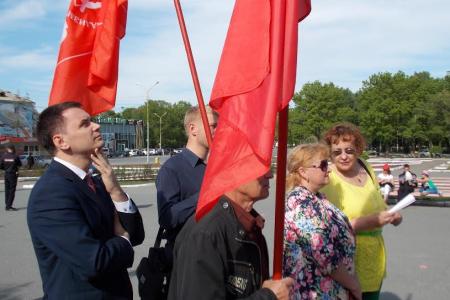 Приморский край. 1 июня коммунисты города Артёма поддержали митинг учащихся и преподавателей филиала ДВФУ