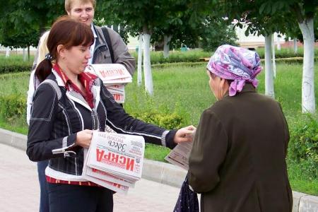 В Орле прошли акции КПРФ в честь Дня Русского языка