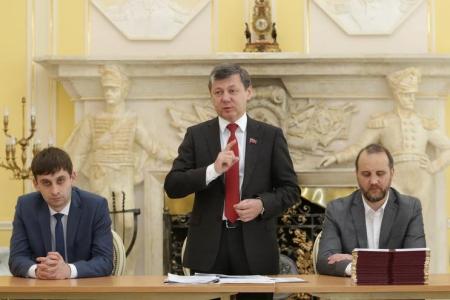 Д.Г. Новиков вручил дипломы Центра политической учёбы молодым пропагандистам