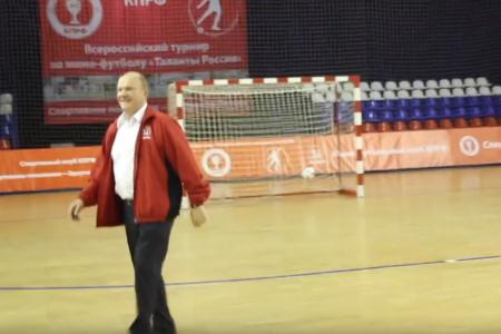 Председатель ЦК КПРФ Г.А. Зюганов: «Дай пас на матч» 