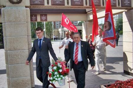 Татарстан, Казань. В День памяти и скорби коммунисты возложили цветы в Парке Победы