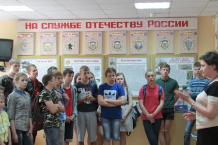 Ивановская область. Коммунисты Кинешмы организовали для комсомольцев и пионеров экскурсию в воинскую часть