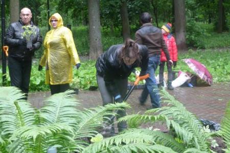 Денис Вороненков сделал нижегородцам цветочный подарок