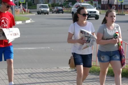 Коммунисты Сургута на пикетах раздают газеты с отчетом депутата-коммуниста В.Н. Тетекина