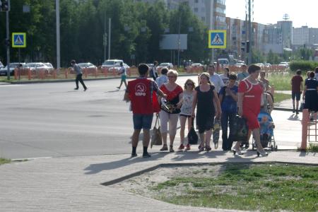 Коммунисты Сургута на пикетах раздают газеты с отчетом депутата-коммуниста В.Н. Тетекина