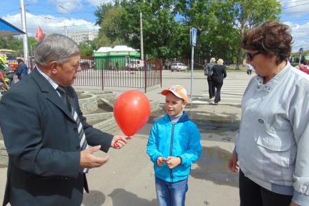 В День защиты детей алтайские коммунисты дарили ребятишкам шарики и шоколадки с надписью «КПРФ – детям!»
