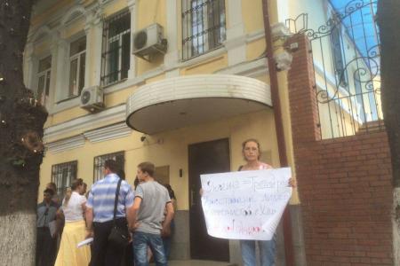 Комсомольцы вышли на пикеты к генконсульствам Украины в России с требованием освободить коммунистку и первого секретаря Харьковского обкома КПУ Аллу Александровскую