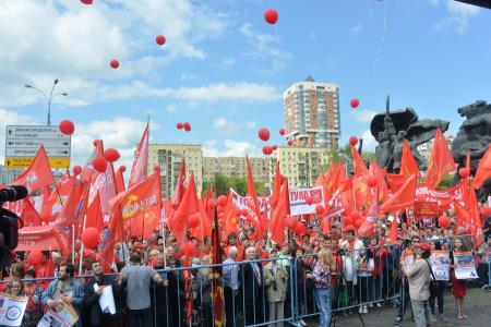 «Социализму — да!». В Москве прошел многотысячный митинг-концерт против капитализма в России