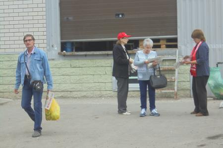 Коммунисты Барнаула провели субботник в Парке Победы