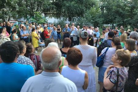 Краснодар. На сходе горожане обратились к депутатам-коммунистам за помощью