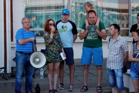 Ярославские депутаты-коммунисты помогли людям, оставшимся без жилья и денег, провести акцию протеста