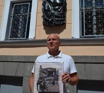 В Ленинграде продолжаются ежедневные пикеты против памятной доски Маннергейму
