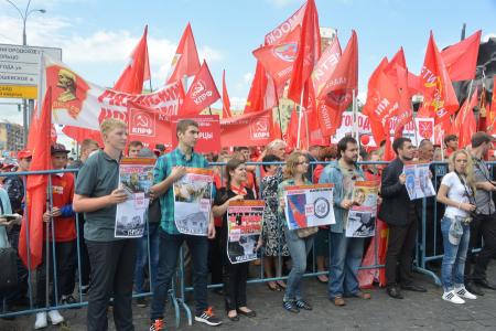 «Социализму — да!». В Москве прошел многотысячный митинг-концерт против капитализма в России
