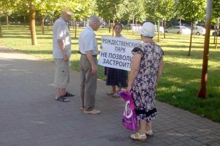В Краснодаре гражданские активисты вышли в одиночные пикеты с плакатами «Евланов, верни долги и уходи!»