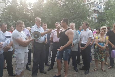 Краснодар. На сходе горожане обратились к депутатам-коммунистам за помощью