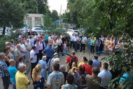Краснодар. На сходе горожане обратились к депутатам-коммунистам за помощью