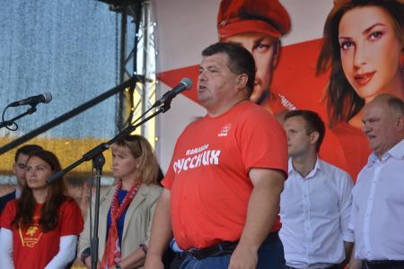 «Социализму — да!». В Москве прошел многотысячный митинг-концерт против капитализма в России