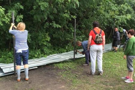 Москва. Защитники усадьбы Кусково разломали незаконно установленный строителями забор