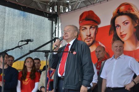 «Социализму — да!». В Москве прошел многотысячный митинг-концерт против капитализма в России