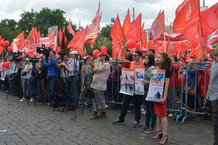 «Социализму — да!». В Москве прошел многотысячный митинг-концерт против капитализма в России