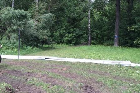 Москва. Защитники усадьбы Кусково разломали незаконно установленный строителями забор