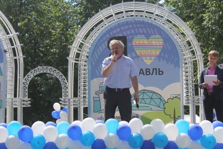 Ярославль. Депутат-коммунист Александр Воробьев поздравил участников пятого ежегодного «Парада колясок»