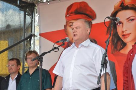 «Социализму — да!». В Москве прошел многотысячный митинг-концерт против капитализма в России