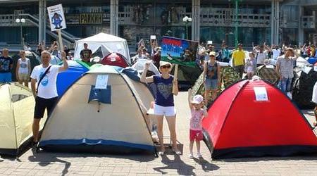 Ярославские депутаты-коммунисты помогли людям, оставшимся без жилья и денег, провести акцию протеста