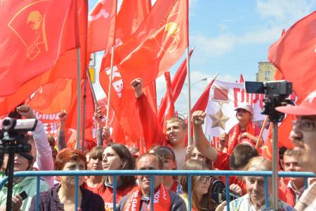 «Социализму — да!». В Москве прошел многотысячный митинг-концерт против капитализма в России