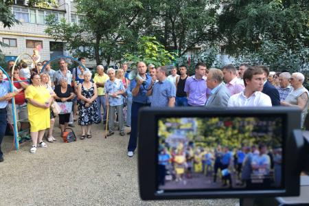 Краснодар. На сходе горожане обратились к депутатам-коммунистам за помощью
