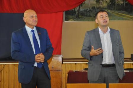 Город Пушкин. Депутаты-коммунисты Юрий Афонин и Владимир Дмитриев встретились с рабочими авиаремонтного завода 