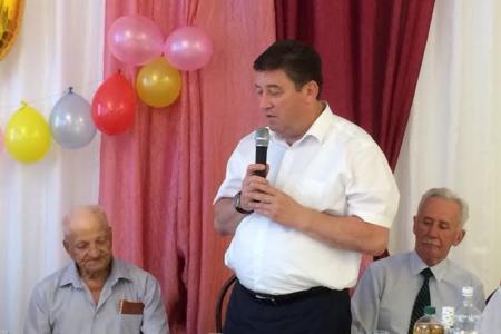 На Ставрополье в селе Бешпагир депутат Госдумы Виктор Гончаров поздравил с 90-летием ветерана Компартии Сергея Ивановича Ковалёва
