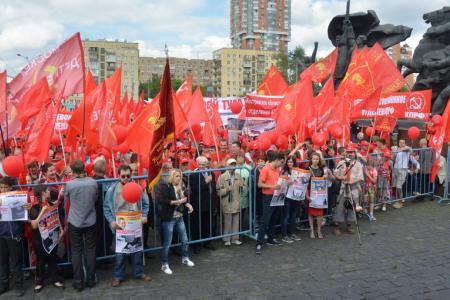 «Социализму — да!». В Москве прошел многотысячный митинг-концерт против капитализма в России