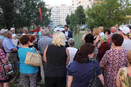 «Нам не к кому больше обратиться». Депутат Госдумы Александр Ющенко продолжает дворовые встречи с избирателями Уфы