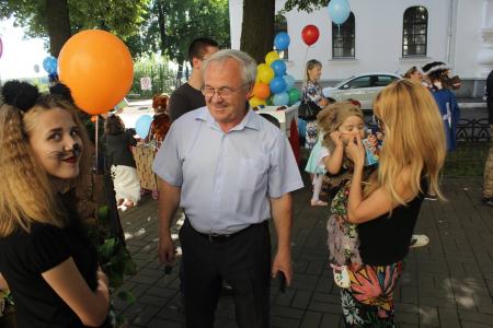 Ярославль. Депутат-коммунист Александр Воробьев поздравил участников пятого ежегодного «Парада колясок»