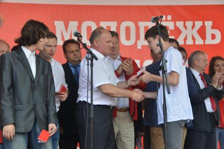 «Социализму — да!». В Москве прошел многотысячный митинг-концерт против капитализма в России