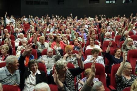 Нижний Новгород. Денис Вороненков провел встречу с "детьми войны" в кинотеатре "Октябрь"