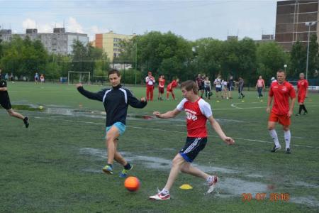 Футбол под дождём. состоялся очередной матч команды МФК "Красный Курган" в городском турнире по дворовому футболу  