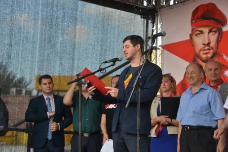 «Социализму — да!». В Москве прошел многотысячный митинг-концерт против капитализма в России