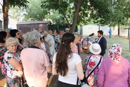 «Нам не к кому больше обратиться». Депутат Госдумы Александр Ющенко продолжает дворовые встречи с избирателями Уфы