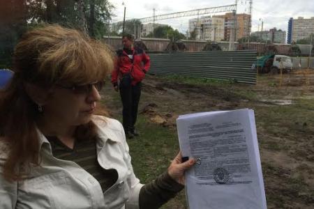 Москва. Защитники усадьбы Кусково разломали незаконно установленный строителями забор