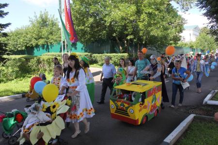 Ярославль. Депутат-коммунист Александр Воробьев поздравил участников пятого ежегодного «Парада колясок»