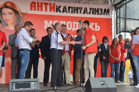 «Социализму — да!». В Москве прошел многотысячный митинг-концерт против капитализма в России