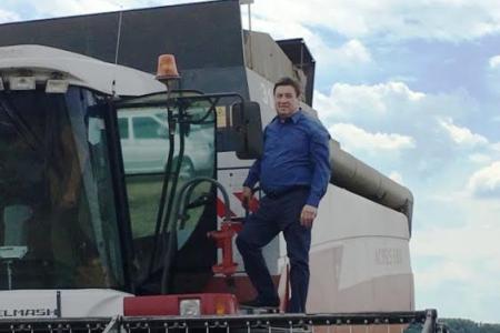 Ставрополье. Депутат-коммунист Виктор Гончаров в «Терновском» намолотил бункер зерна за штурвалом уборочного комбайна и пожелал хлеборобам высоких урожаев