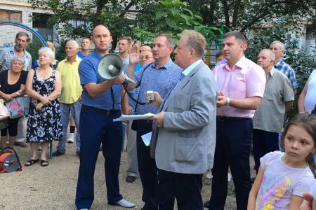 Краснодар. На сходе горожане обратились к депутатам-коммунистам за помощью