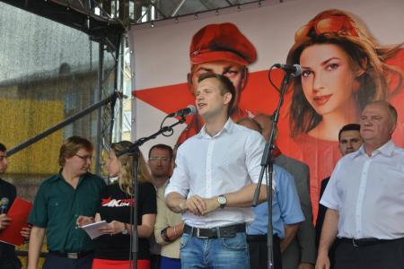 «Социализму — да!». В Москве прошел многотысячный митинг-концерт против капитализма в России