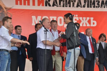 «Социализму — да!». В Москве прошел многотысячный митинг-концерт против капитализма в России