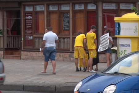 «Ветеранов избили за неудобные вопросы Евланову! Позор политическим «цапкам»!». В Краснодаре граждане вышли на протестные пикеты
