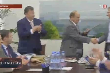 Телеканал ТВЦ: Лидер КПРФ Геннадий Зюганов вручил почетную грамоту ГД коллективу спортивного комплекса "Лужники"
